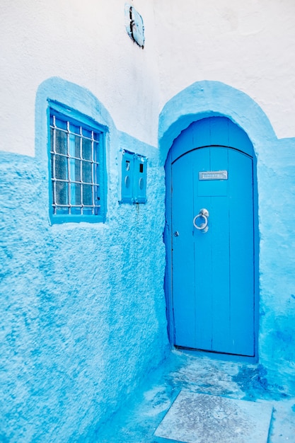 Mooie diverse set blauwe deuren van de blauwe stad chefchaouen in marokko