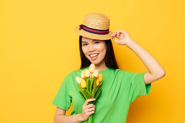 Mooie donkerbruine groene t-shirt een boeket gele bloemen in een hoed geïsoleerde achtergrond ongewijzigd