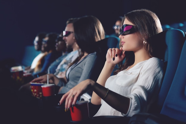 Mooie donkerbruine vrouw die en film dromen letten op en projector bekijken.