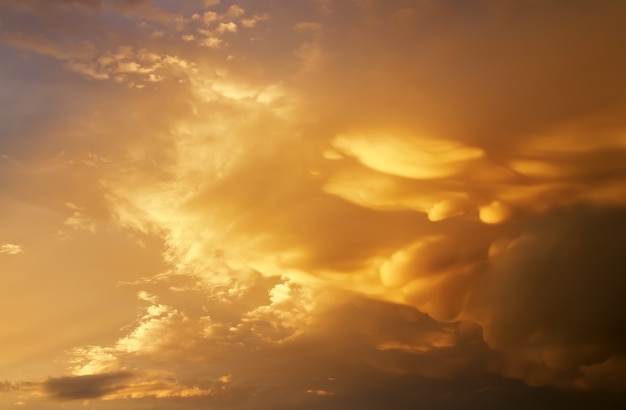 Foto mooie donkere pluizige bewolkte hemel met zonnestralen. bewolkte abstracte achtergrond. zonsondergang licht.