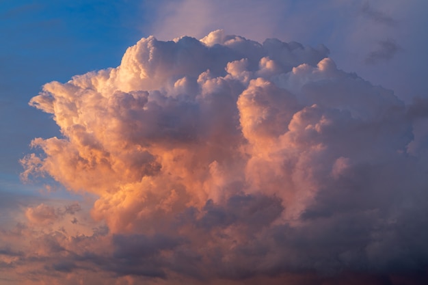 Mooie dramatische Cloudscape op zonsondergang, lente.