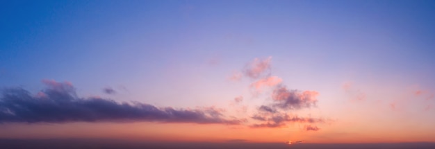 Mooie dramatische cloudscape van avondrood met wolken van luchtfoto.