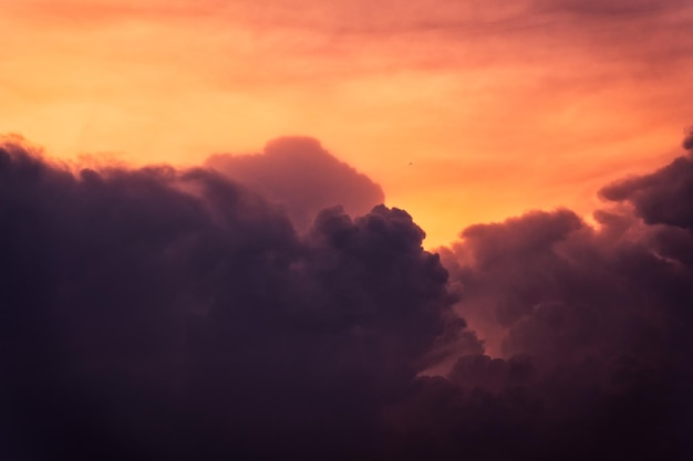 Mooie dramatische lucht en stapelwolken in de zonsondergang