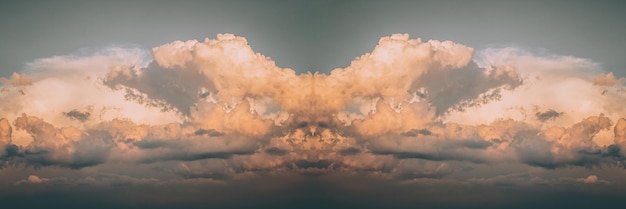 Mooie dramatische wolken met oranje gouden hemelachtergrond Natuurweer panoramische wolk en hemelachtergrond