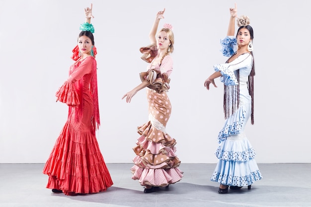 Mooie drie jonge flamenco danser in mooie jurk.