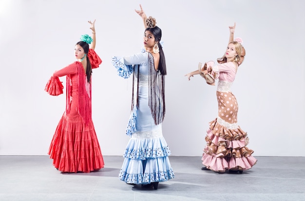 Mooie drie jonge flamenco danser in mooie jurk.