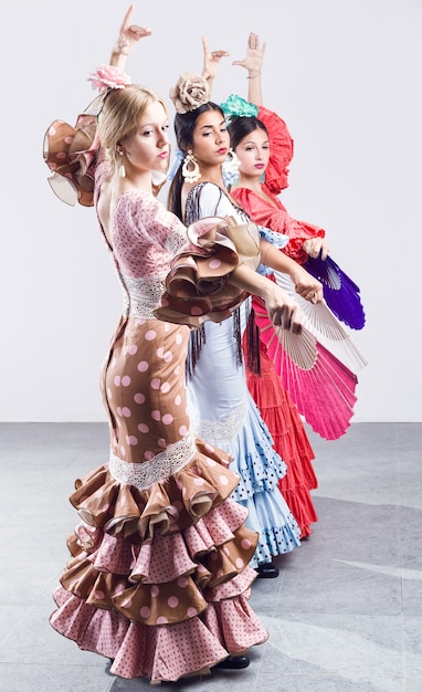 Mooie drie jonge flamenco danser in mooie jurk.