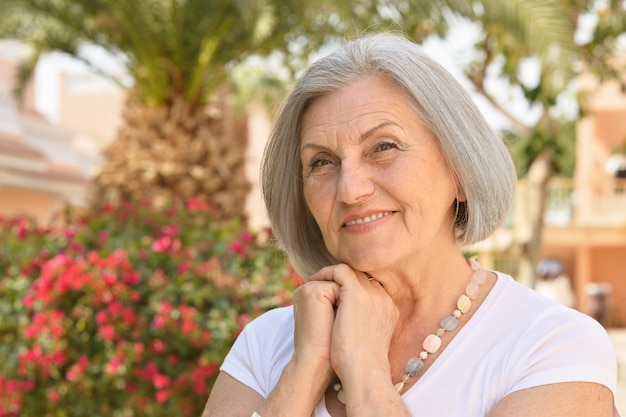 Mooie dromende senior vrouw op resortvakantie