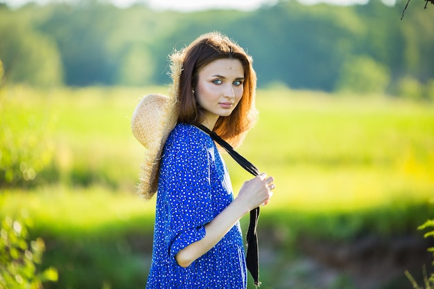 Mooie dromerige vrouw in het veld