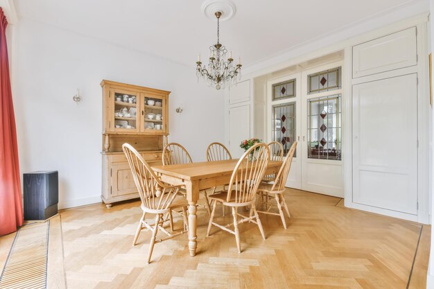 Mooie eetkamer met massief houten tafel