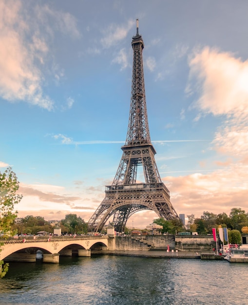 Foto mooie eiffeltoren op de rivier de seine in parijs