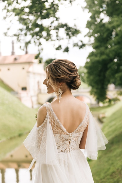 Mooie elegante bruid op de achtergrond van een oud kasteel