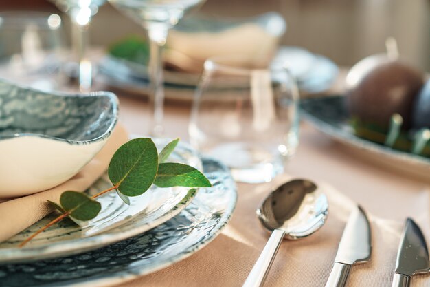 Mooie elegante tafelsetting met groen stijlvol servies en zilveren bestek