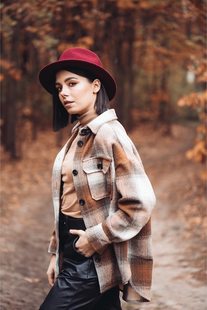 Mooie elegante vrouw in een park