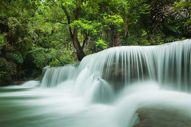 Mooie en Adembenemende groene waterval, de waterval van Erawan, Thailand