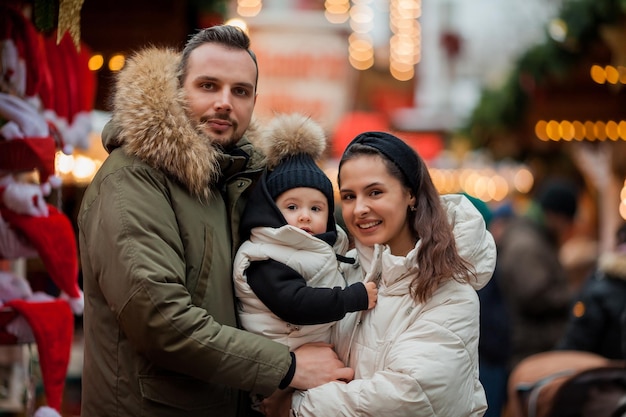 Mooie en gelukkige familie op de kerstmarkt Wintervakantie Feestdagen in Europa Nieuwjaar