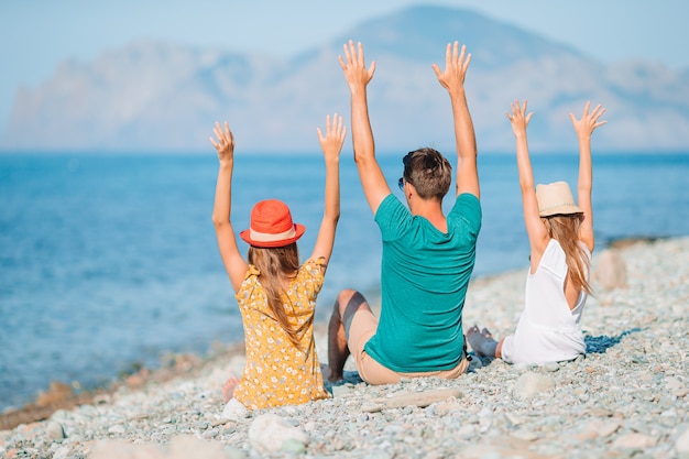 Mooie en gelukkige familie op een tropisch strandvakantie