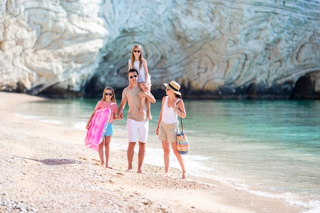 Mooie en gelukkige familie op wit strand plezier samen