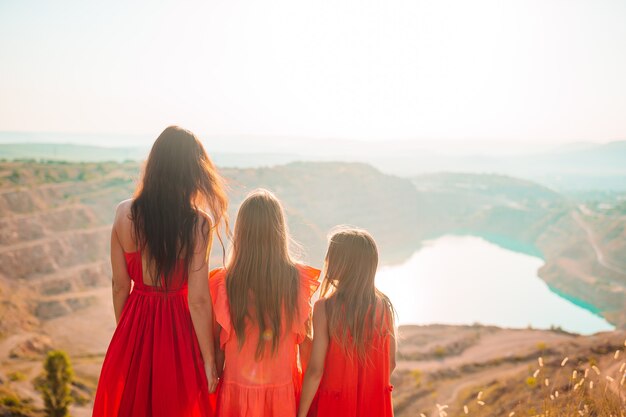 Mooie en gelukkige familie van moeder en kinderen op zomervakantie