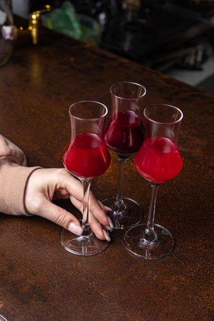 Mooie en heerlijke alcoholische cocktails bereid aan de bar door de barman