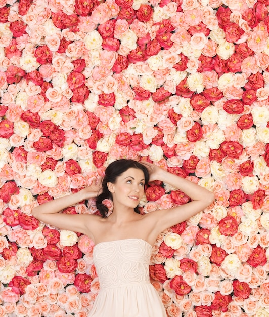 mooie en jonge vrouw met een achtergrond vol rozen