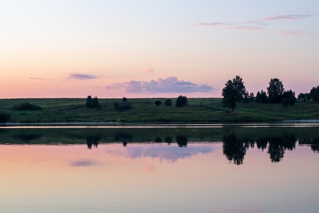 Mooie en kleurrijke zonsondergang op een meer in Siberië, Rusland.