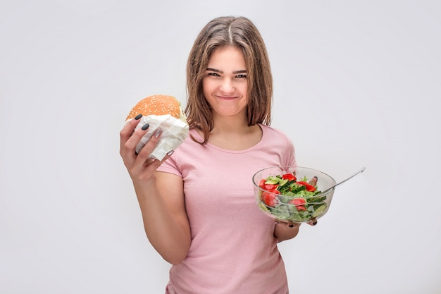 Mooie en positieve jonge vrouw kijkt naar de camera