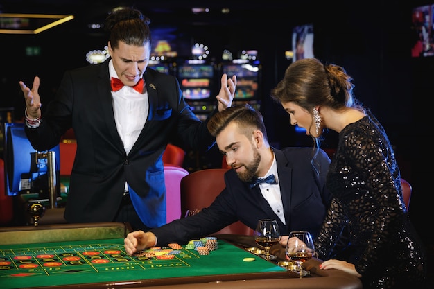 Mooie en rijke mensen die roulette spelen in het casino