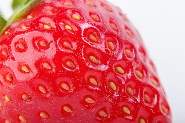 Mooie en rijpe rode aardbeien op een witte achtergrond