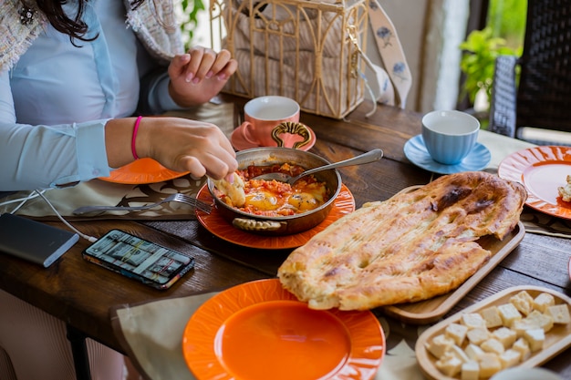 Mooie en smakelijke tafel voor het ontbijt