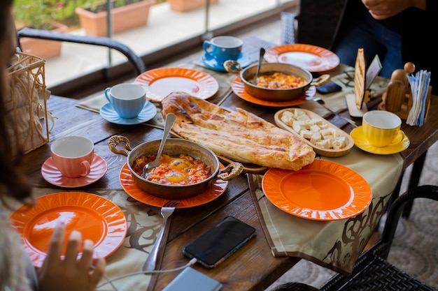 Mooie en smakelijke tafel voor het ontbijt