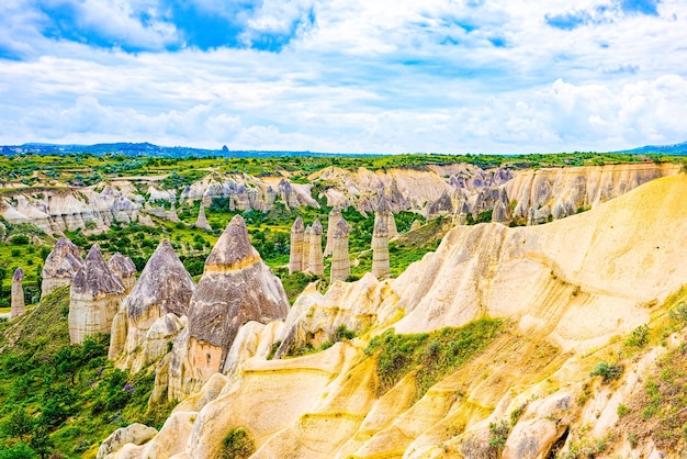 Foto mooie en unieke natuurlijke plek in cappadocië valley of love turkiye