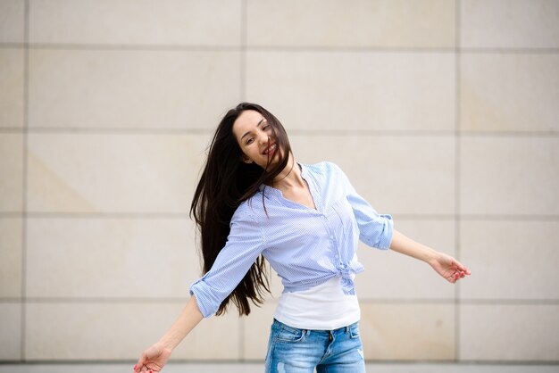 Mooie en vrouw die glimlacht danst.