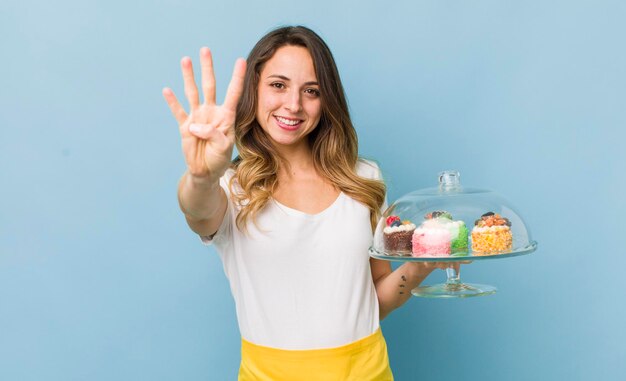 Mooie en vrouw die vriendelijk glimlachend nummer vier glimlacht kijkt