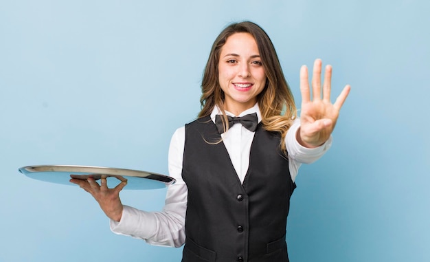 Mooie en vrouw die vriendelijk glimlachend nummer vier glimlacht kijkt