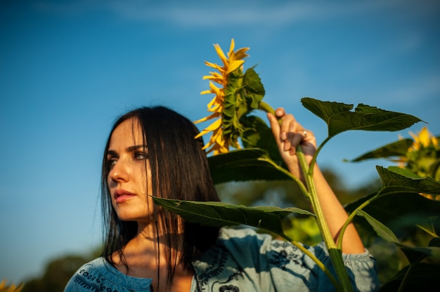 Mooie Europese vrouw met bloemen