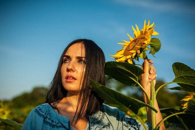 Mooie Europese vrouw met bloemen