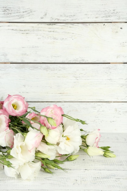 Mooie Eustoma bloemen op houten achtergrond