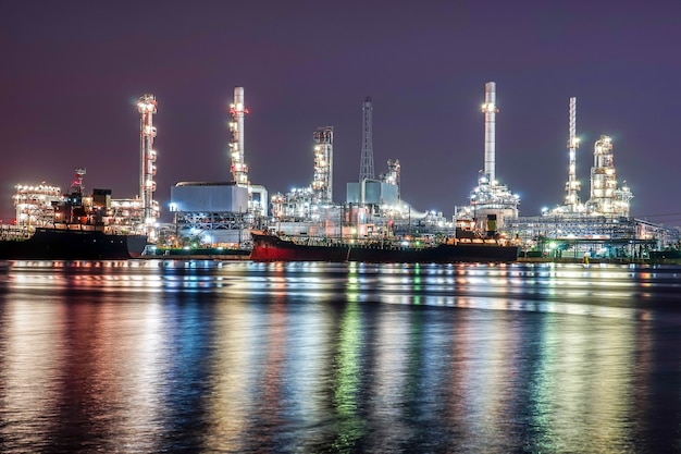 Mooie fabriek van de de fabrieksinstallatie van de zonsondergang petrochemische olieraffinaderij bij nacht