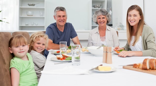 Mooie familie die de camera bekijkt