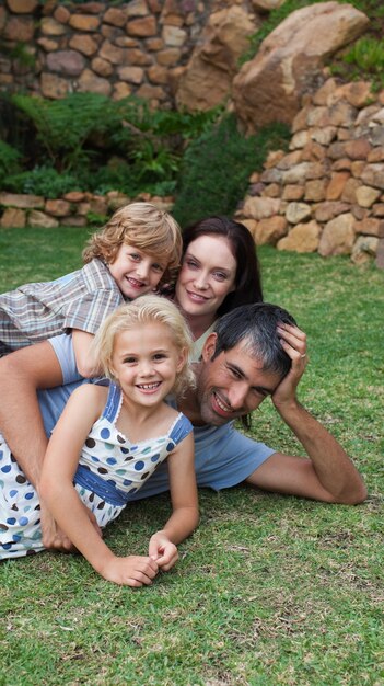 Mooie familie die in een tuin rust