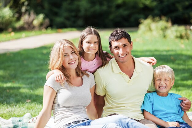 Mooie familie die in park buiten rust?