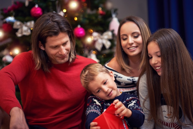 mooie familie die kerst thuis doorbrengt