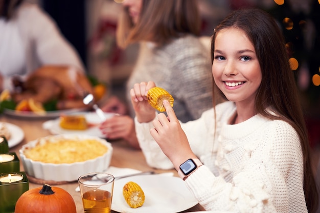 mooie familie die kerst thuis doorbrengt