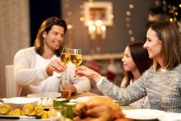 mooie familie die kerst thuis doorbrengt