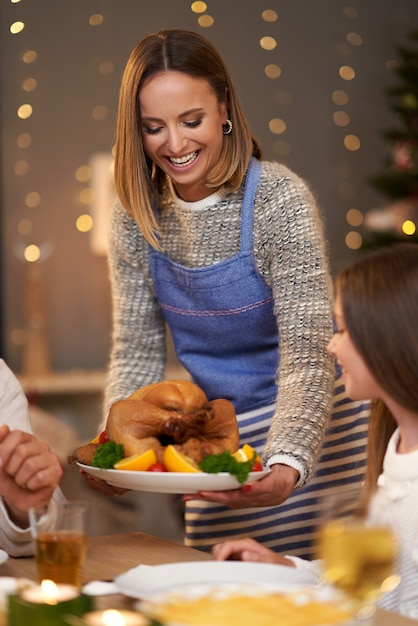 Mooie familie die kerst thuis doorbrengt