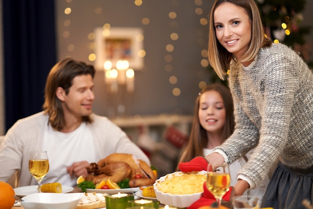 mooie familie die kerst thuis doorbrengt