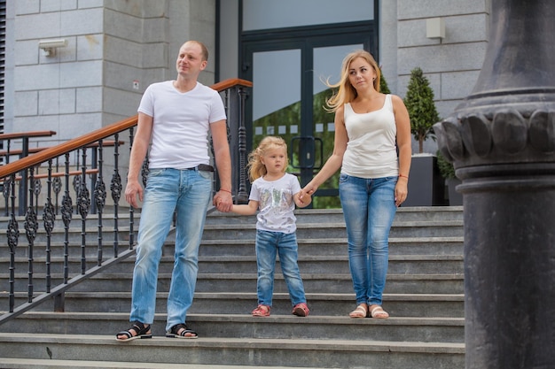 Mooie familie voor een wandeling Klein meisje blij