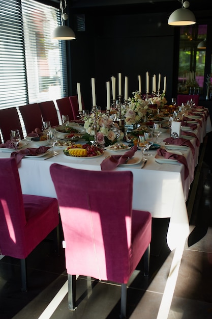 Mooie feestelijke tafel setting met kaarsen en bloemen.