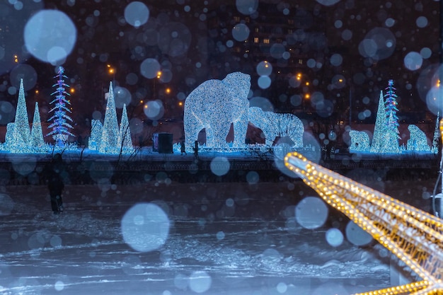 Mooie feestelijke verlichting op de sneeuwachtergrond van dichtbij Rostokino-district Moskou, Rusland